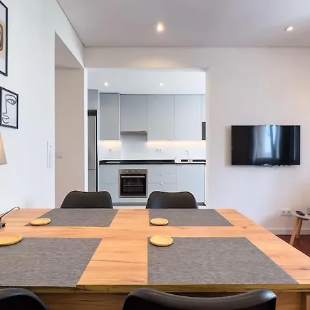 Olaias 2 Bed Near Metro 2 *