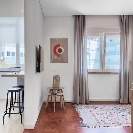 Olaias 2 Bed Near Metro 2 Apartment *